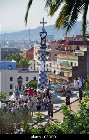 Keramische Bänken am Main Terrasse, Park Güell, Stadtteil Gràcia, Barcelona, Provinz Barcelona, Katalonien, Spanien Stockfoto