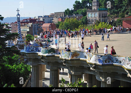 Keramische Bänken am Main Terrasse, Park Güell, Stadtteil Gràcia, Barcelona, Provinz Barcelona, Katalonien, Spanien Stockfoto