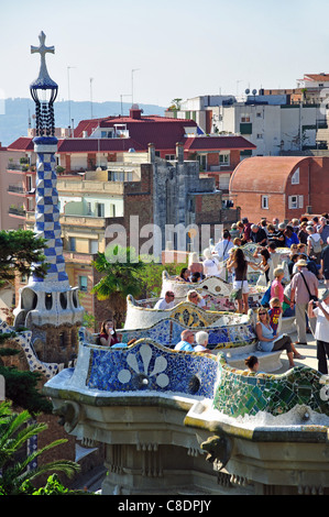 Keramische Bänken am Main Terrasse, Park Güell, Stadtteil Gràcia, Barcelona, Provinz Barcelona, Katalonien, Spanien Stockfoto