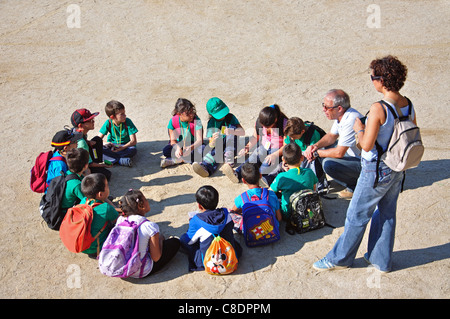 PV-Kinder Schule Gruppe auf Main-Terrasse, Park Güell, Stadtteil Gracia, Barcelona, Provinz Barcelona, Katalonien, Spanien Stockfoto