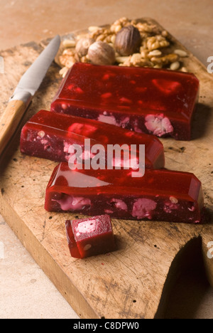 Rote Beete und Bleu de Causses nougat Stockfoto