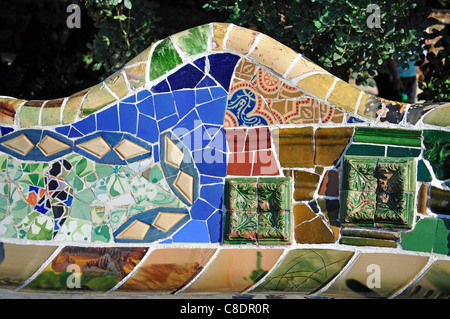 Keramische Bänken am Main Terrasse, Park Güell, Stadtteil Gràcia, Barcelona, Provinz Barcelona, Katalonien, Spanien Stockfoto