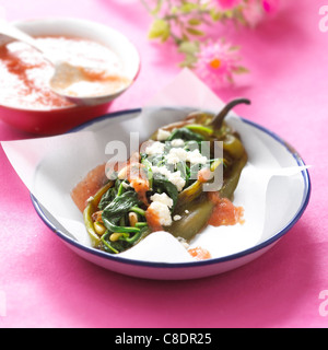 Paprika gefüllt mit Spinat Stockfoto