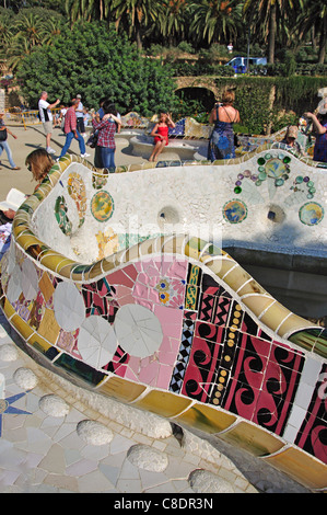 Keramische Bänken am Main Terrasse, Park Güell, Stadtteil Gràcia, Barcelona, Provinz Barcelona, Katalonien, Spanien Stockfoto