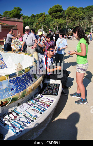 Keramische Bänken am Main Terrasse, Park Güell, Stadtteil Gràcia, Barcelona, Provinz Barcelona, Katalonien, Spanien Stockfoto