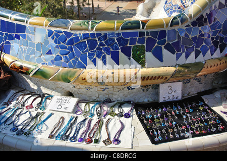 Schmuck-Stall auf Keramik Bank, Main-Terrasse, Park Güell, Stadtteil Gracia, Barcelona, Provinz Barcelona, Katalonien, Spanien Stockfoto