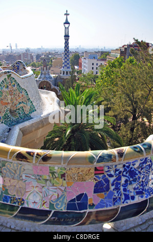 Blick auf die Stadt von der Hauptterrasse, Park Güell, Gràcia, Barcelona, Provinz Barcelona, Katalonien, Spanien Stockfoto