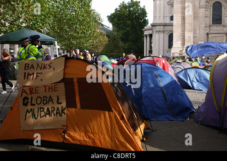 Antikapitalismus Protest - Zelten außerhalb St. Pauls Cathedral in London Stockfoto