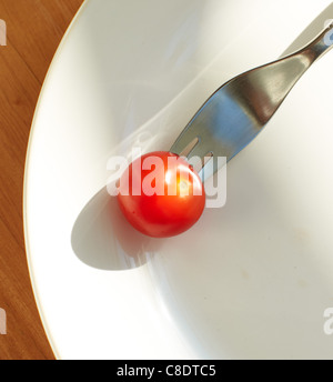 Cherry Tomaten auf Teller mit Gabel Stockfoto