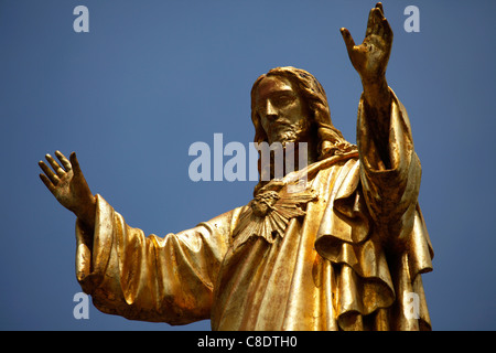 Goldene Statue von Jesus Christus mit ausgestreckten Armen in Fatima, Portugal. Stockfoto