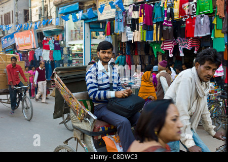 Straßenszene in der Heiligen Stadt Varanasi, Benares, Nordindien Stockfoto