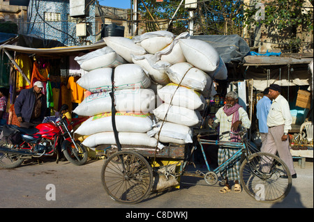 Straßenszene in der Heiligen Stadt Varanasi, Benares, Nordindien Stockfoto