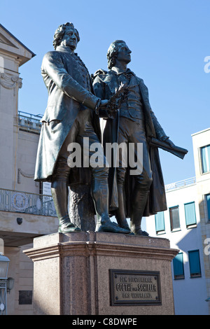 Statuen von Goethe und Schiller vor dem Deutschen Nationaltheater Weimar, Thüringen Stockfoto