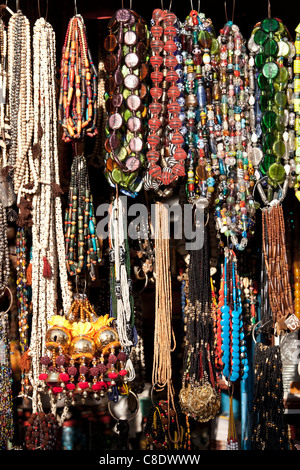 Perlen und Ketten auf Markt stall im Straßenbild in Stadt Varanasi, Benares, Nordindien Stockfoto