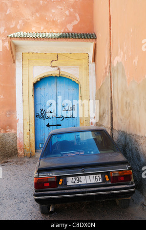 Renault 9 Auto und Tür in der Medina, Tiznit, Marokko Stockfoto