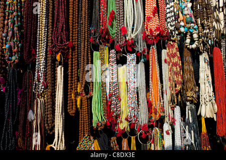 Traditionelle Halsketten und Perlen im Verkauf bei Straßenstand in Varanasi, Benares, Nordindien Stockfoto