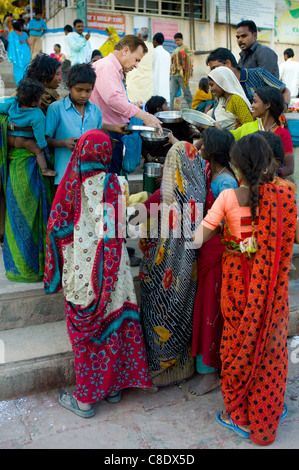 Nahrungsmittelhilfe für die Armen am Dashashwamedh Ghat in der Heiligen Stadt Varanasi, Benares, Indien Stockfoto