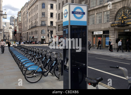 Fahrradverleih in der City Of London. Um zu versuchen, mit Verkehrsstaus zu helfen, können diese von der Öffentlichkeit sehr billig gemietet werden. Stockfoto