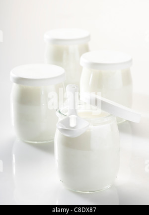 Joghurt im Glas Töpfe Stockfoto