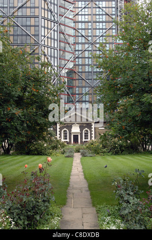 Hopton die Armenhäuser, Southwark Street, London. Erbaut zwischen 1746-9 und jetzt umgeben von modernen Hochhäusern. Stockfoto