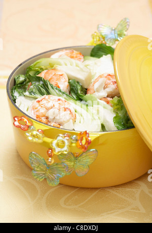 Kasserolle Gambas, Kokosmilch und Pak-Choi Kohl Stockfoto