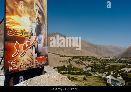 Ein großes Plakat von Ahmad Shah Massoud blickt auf das Panjshir-Tal, Afghanistan, Oktober 2004. Stockfoto