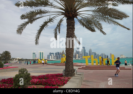 Jogger Corniche Doha Katar vor der Skyline der Stadt Stockfoto