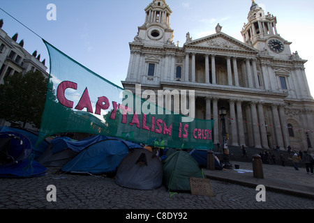 London-Demonstration, Demonstranten Camp außerhalb St.Paul Kathedrale in Zelten mit Kapitalismus in der Krise-Banner zu besetzen Stockfoto