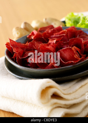 Bündner Fleisch in dünne Scheiben geschnitten Stockfoto