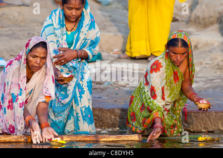 Hindu-Pilger Baden und halten Gebet Kerzen in der Ganges-Fluss am Dashashwamedh Ghat in der Heiligen Stadt Varanasi, Indien Stockfoto