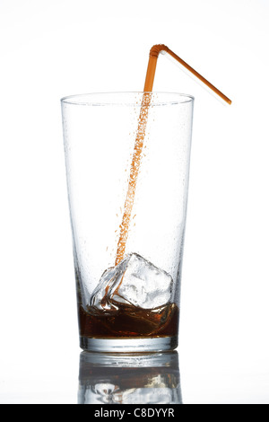 Leeres Glas Cola mit Stroh Stockfoto