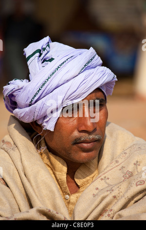 Hinduistische Pilger mit Turban am Dashashwamedh Ghat in der Heiligen Stadt Varanasi, Benares, Indien Stockfoto