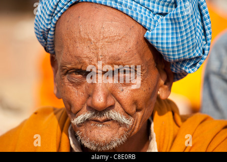 Hinduistische Pilger mit Turban am Dashashwamedh Ghat in der Heiligen Stadt Varanasi, Benares, Indien Stockfoto