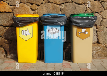 Recycling-Behälter für Kunststoff-, Papier- und Nahrungsmittelindustrie in Spanien Stockfoto