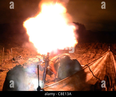 L16A2 81mm Mörser ist eine Battlegroup Ebene indirektes Feuer Waffe, die in der Lage genaue er Rauch Licht Stockfoto