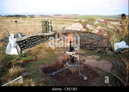 L16A2 81mm Mörser ist eine Battlegroup Ebene indirektes Feuer Waffe, die in der Lage genaue er Rauch Licht Stockfoto