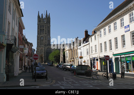 Church Street und der Turm von St. Marien Kirche Warwick Stockfoto