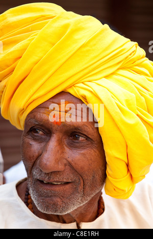 Indisch-hinduistischen Mann in der Stadt von Varanasi, Benares, Nordindien Stockfoto