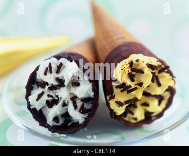 Vanille-Eis Kegel und Kokos-Eiscreme-Kegel Stockfoto