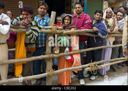 Indisch-hinduistischen Pilger Schlange, den goldenen Tempel während Festival der Shivaratri in der Heiligen Stadt Varanasi, Nord-Indien zu besuchen Stockfoto