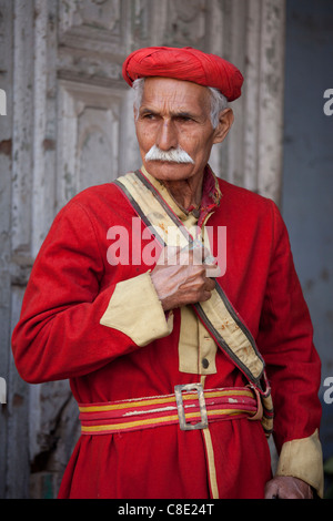 Hindu-Tempel Wache in der Heiligen Stadt Varanasi, Benares, Indien Stockfoto