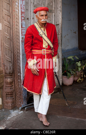 Hindu-Tempel Wache in der Heiligen Stadt Varanasi, Benares, Indien Stockfoto