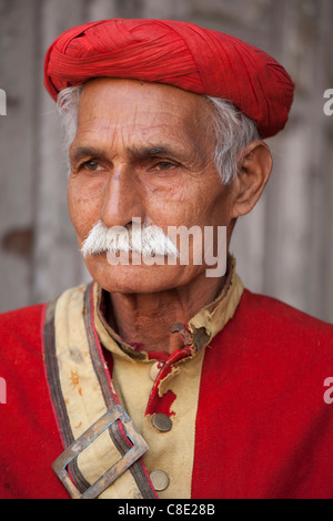 Hindu-Tempel Wache in der Heiligen Stadt Varanasi, Benares, Indien Stockfoto