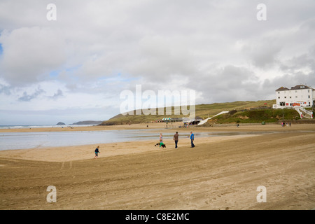 Perranporth Cornwall England UK Hund Spaziergänger auf die breite Penhale Sands beliebt bei Surfern Stockfoto