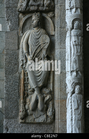 Statue von König David neben dem südlichen Eingang zu der Kathedrale von Santiago de Compostela in Galicien, Spanien. Stockfoto