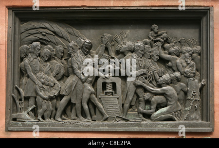 Bronzerelief für den Buchdruck in Afrika auf dem Denkmal für Johannes Gutenberg (1840) in Straßburg, Elsass, Frankreich. Stockfoto