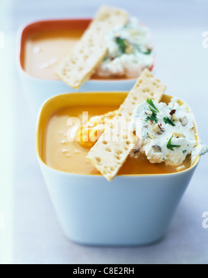 Kürbissuppe mit Haselnuss-Creme Sahne Stockfoto