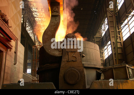 Blast-Hochofen hell brennen-Out Gießen Bau Abteilung Ausrüstung Fabrik Feuer Behälterfluss Gründung Gießerei Stockfoto