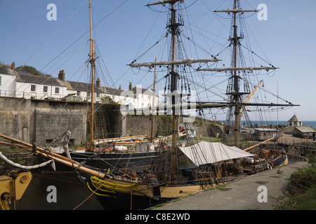 Charlestown Cornwall UK große Schiffe mit furled Segel vor Anker im Hafen von diesem malerischen Fischerdorf Stockfoto