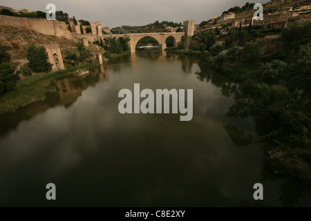 Puente de San Martin über den Tajo River (Tejo) in Toledo, Spanien. Stockfoto